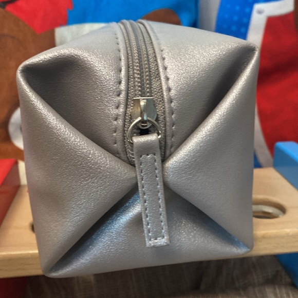 Pre ❤️ Bulgari Perfume Metallic Silver Pouch ( Emirates) - Picture 4 of 9